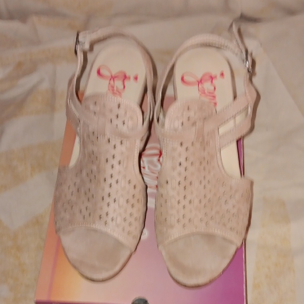 NWB Jellypop Cream Sandals with Perforated Design